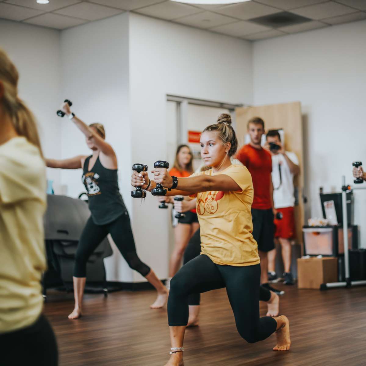 a photo of a resistance fitness class 