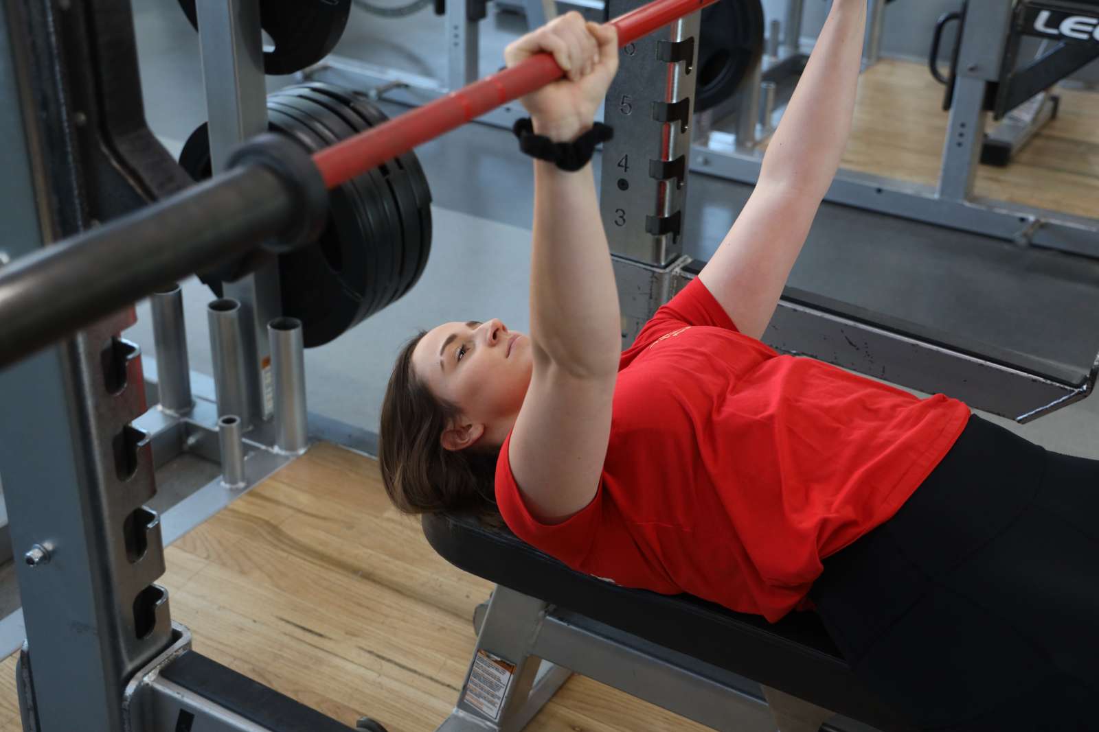 a photo of a women bench pressing
